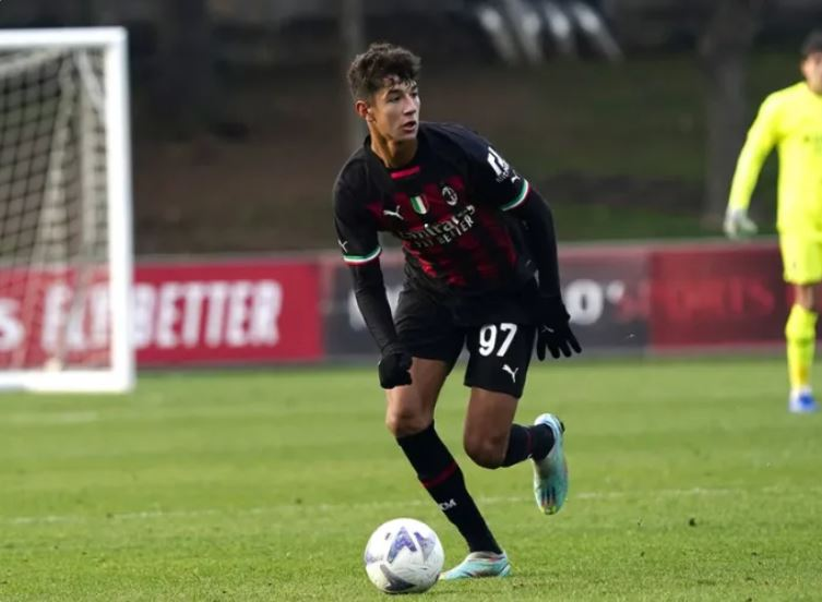 Adam Bakoune🇮🇹🇲🇦-06 - arrière droit - Milan AC🇮🇹

Latéral très intéressant avec un gros potentiel physique, 1m95 rapide et mobile 
passeur décisif sur l'ouverture du score de Dariusz Stalmach🇵🇱-05