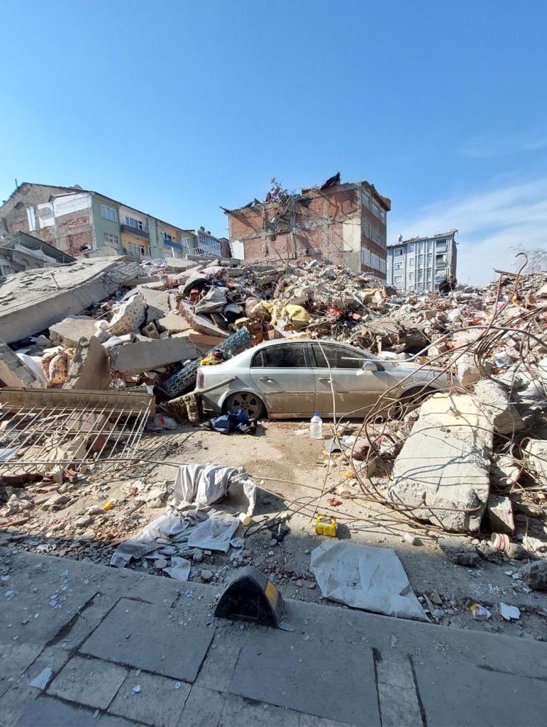 Malatya’da enkazlar neden kalkmıyor, yeterince kepçe ve kamyon yok mu? Yine sıra bize gelmedi mi? #MalatyaEnkazınAltındaKaldı <a href="/valiturkeroksuz/">Dr. Türker Öksüz</a> <a href="/csbgovtr/">T.C. Çevre, Şehircilik ve İklim Dğş. Bakanlığı</a> <a href="/TCMalatyaV/">TC Malatya Valiliği</a> <a href="/timurince11/">Timur İnce</a>