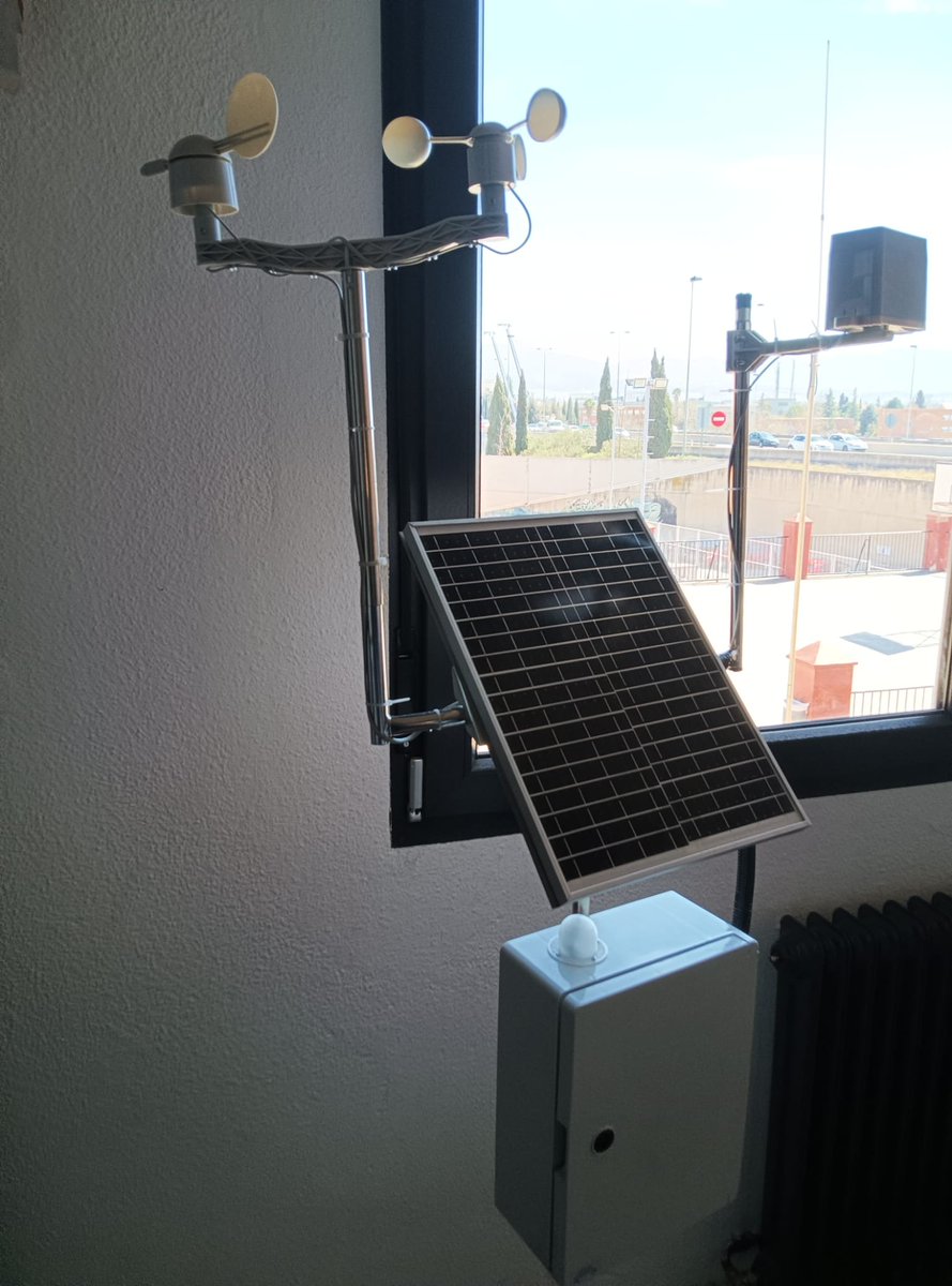 LCATMon's tweet photo. Estudiantes de ciencias del @CESRamonyCajal y su profesor de tecnología construyen su estación #TrackTheFly para monitorizar el impacto del #CambioClimatico en la biodiversidad local

#MelanogasterCTF #CitizenScience #Drosophila 
@LCATMon @GonzalezLab_BCN @Dros_EU @FECYT_Ciencia https://t.co/hYNo3x71iw