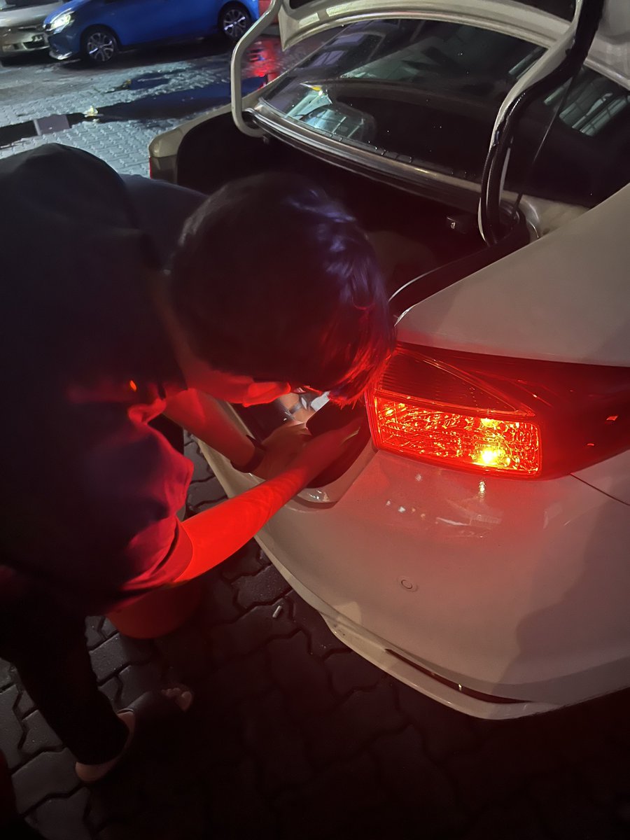 kimmohito's tweet photo. Call member aku datang sebab battery kereta kong. Perlukan jumper.

Dia sampai, takde jumper. Dia call member dia, member dia datang pun takde jumper.

Member dia call member dia lagi sorang. Kesudahnya 3 kereta datang.

Macam ni punya ramai dah boleh tarik kereta takyah jumper. https://t.co/4UUTI2n3dU