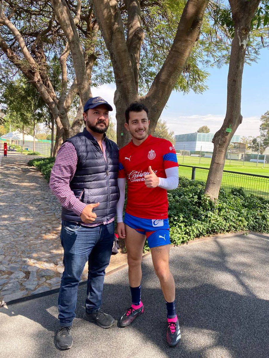 Chivas's tweet photo. 🚨 GANA UNA CONVIVENCIA CON CHIVAS 🚨

Este jueves, antes de #ElClásicoDeMéxico, queremos sentir tu apoyo, ChivaHermano. 

1️⃣ Da RT
2️⃣ Regístrate en este formulario 👉 https://t.co/ekb9UpSV0y

Elegiré al azar a 10 ganadores de un acceso doble 🤝 https://t.co/89wne0pUqG