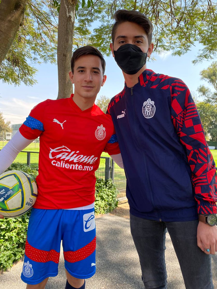 Chivas's tweet photo. 🚨 GANA UNA CONVIVENCIA CON CHIVAS 🚨

Este jueves, antes de #ElClásicoDeMéxico, queremos sentir tu apoyo, ChivaHermano. 

1️⃣ Da RT
2️⃣ Regístrate en este formulario 👉 https://t.co/ekb9UpSV0y

Elegiré al azar a 10 ganadores de un acceso doble 🤝 https://t.co/89wne0pUqG