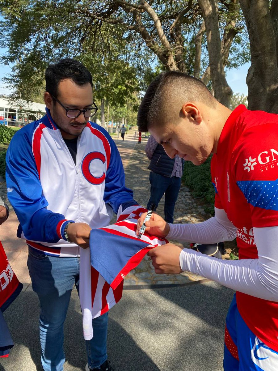Chivas's tweet photo. 🚨 GANA UNA CONVIVENCIA CON CHIVAS 🚨

Este jueves, antes de #ElClásicoDeMéxico, queremos sentir tu apoyo, ChivaHermano. 

1️⃣ Da RT
2️⃣ Regístrate en este formulario 👉 https://t.co/ekb9UpSV0y

Elegiré al azar a 10 ganadores de un acceso doble 🤝 https://t.co/89wne0pUqG