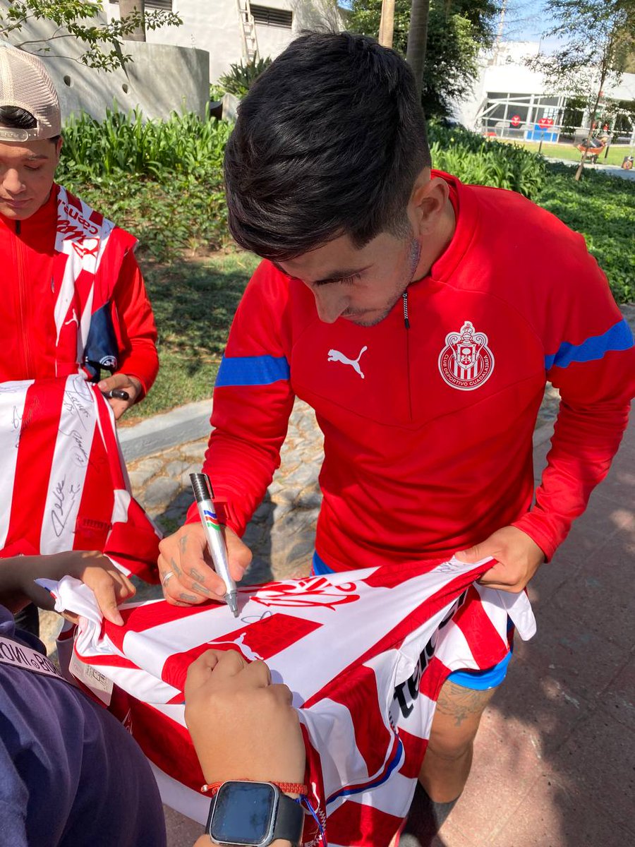 Chivas's tweet photo. 🚨 GANA UNA CONVIVENCIA CON CHIVAS 🚨

Este jueves, antes de #ElClásicoDeMéxico, queremos sentir tu apoyo, ChivaHermano. 

1️⃣ Da RT
2️⃣ Regístrate en este formulario 👉 https://t.co/ekb9UpSV0y

Elegiré al azar a 10 ganadores de un acceso doble 🤝 https://t.co/89wne0pUqG