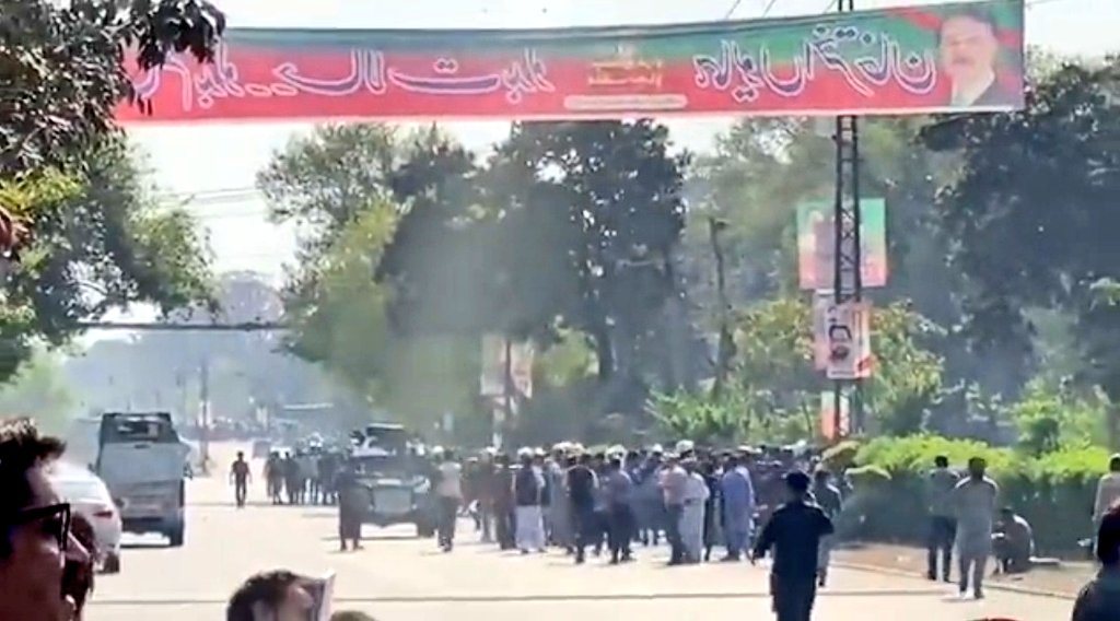 عمران خان کا گرفتاری دے کر قانون کی بالادستی کو قائم کرنے کے بجائے کارکنوں کو ڈھال بنانا ان کی بزدلی کا مظہر ہے۔ عمران کے بیان اور عمل میں تضاد ہی ان کی ناکامی کی اصل وجہ ہے۔
#ImranKhan #Lahore #Zaman_Park_Lahore #IslamabadPolice