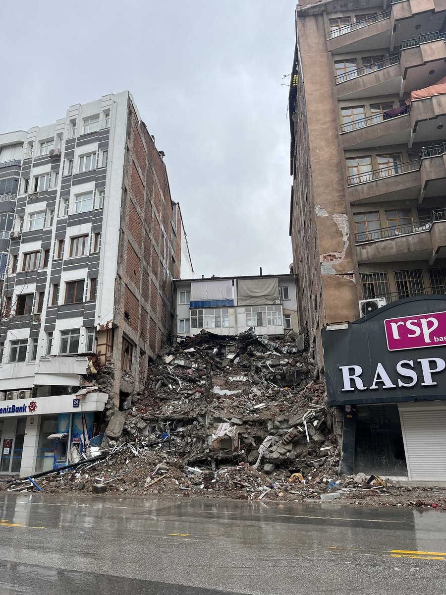 gizemcebirkisi's tweet photo. Burası Malatyanın en işlek caddelerinden biri ve 37. Günde hala enkazlar içinde yaşıyoruz. Biz normalleşmek istedikçe normalimiz enkaz haline geldi. Psikolojimiz kaldırmıyor artık..
#MalatyaEnkazınAltındaKaldı @TCMalatyaV @valiturkeroksuz https://t.co/PVHJQGPewM