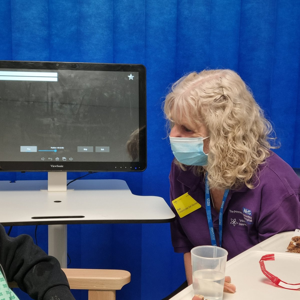 philhaslehurst's tweet photo. Our compassionate care volunteers on OPAL ward bring " IT interaction" too with RITA.  Thank you for being so intuitive! @NHSHarlow @PahVolunteers @nicejaus @nhs_shahid @jaynee2020  #IT #care https://t.co/pkSqtxvq91