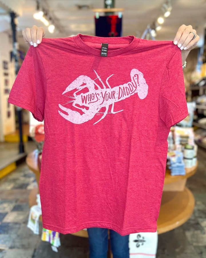 FleurtyGirl's tweet photo. Y’all can't get enough of the Who's Your Daddy design, and honestly, neither can we. 🙌 Now available in baby onesies, kids tees, adults tees, AND trucker hats. 🦞
https://t.co/f2QqidwvUe
#fleurtygirl #whosyourdaddy #crawfish #crawfishseason #neworleans #nolatees #nola https://t.co/G3hwhgt7R2