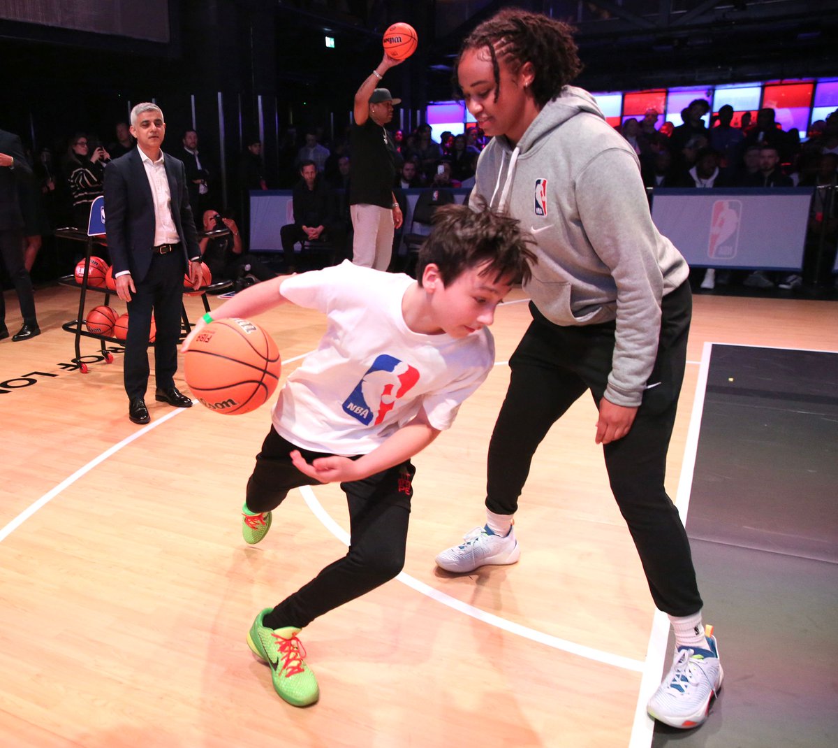 MayorofLondon's tweet photo. It was a pleasure to join @AllenIverson &amp; some of London's young basketball players on the court today, to mark the beginning of our @NBAUK partnership. 
 
It's vital we give young people positive things to do in their communities &amp; empower them to be everything they want to be. https://t.co/d9ZbpGZ61q