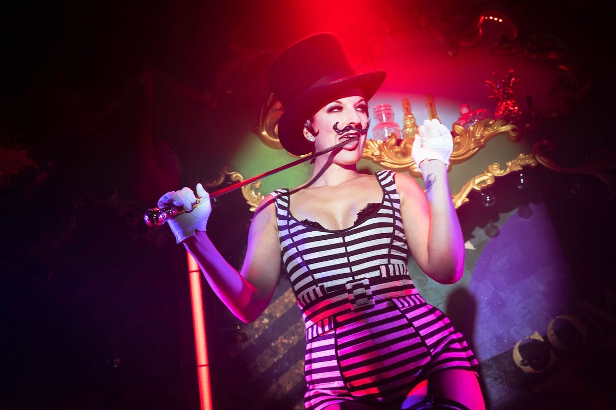 NoProscenium's tweet photo. Immersive Review Rundown for this week: cocktails &amp; burlesque in NYC. An experimental audio play at The Vault Festival in London. XR theatre at SXSW and more. (Four Reviews) #XR #performingarts #theatre #immersive #cocktails #London #NYC #SXSW  https://t.co/V4wVZPPJ52 https://t.co/RPyaQMaD22