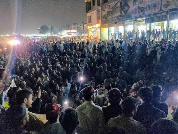 ManzoorPashteen's tweet photo. کراچی میں دو پختون نوجوانوں کو ریاستی اداروں نے ماورائے عدالت قتل کئے ہیں جس کے خلاف پی ٹی ایم کراچی کا احتجاج جاری ہے۔
پی ٹی ایم ظلم کے خلاف ہر جگہ عملی مزاحمت کر رہی ہے۔ https://t.co/X2jWejwgxw