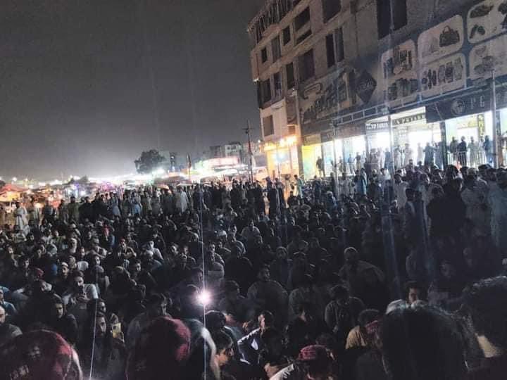 ManzoorPashteen's tweet photo. کراچی میں دو پختون نوجوانوں کو ریاستی اداروں نے ماورائے عدالت قتل کئے ہیں جس کے خلاف پی ٹی ایم کراچی کا احتجاج جاری ہے۔
پی ٹی ایم ظلم کے خلاف ہر جگہ عملی مزاحمت کر رہی ہے۔ https://t.co/X2jWejwgxw