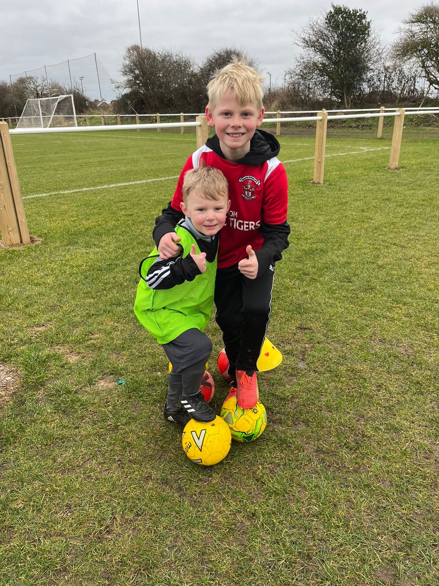 AcademyFTFC's tweet photo. 🌟 Some of our Under 10's have been shining off the pitch in recent weeks !
➗️Jaxon scored 40/40 on his decimals and percentages assessment in the Year 5 competition
⚽️ Freddie & Ellery have helped assist the coaches down at @thorntonfc
#TalentTransfer #DevelopThePerson https://t.co/1tiQ8EnEBT