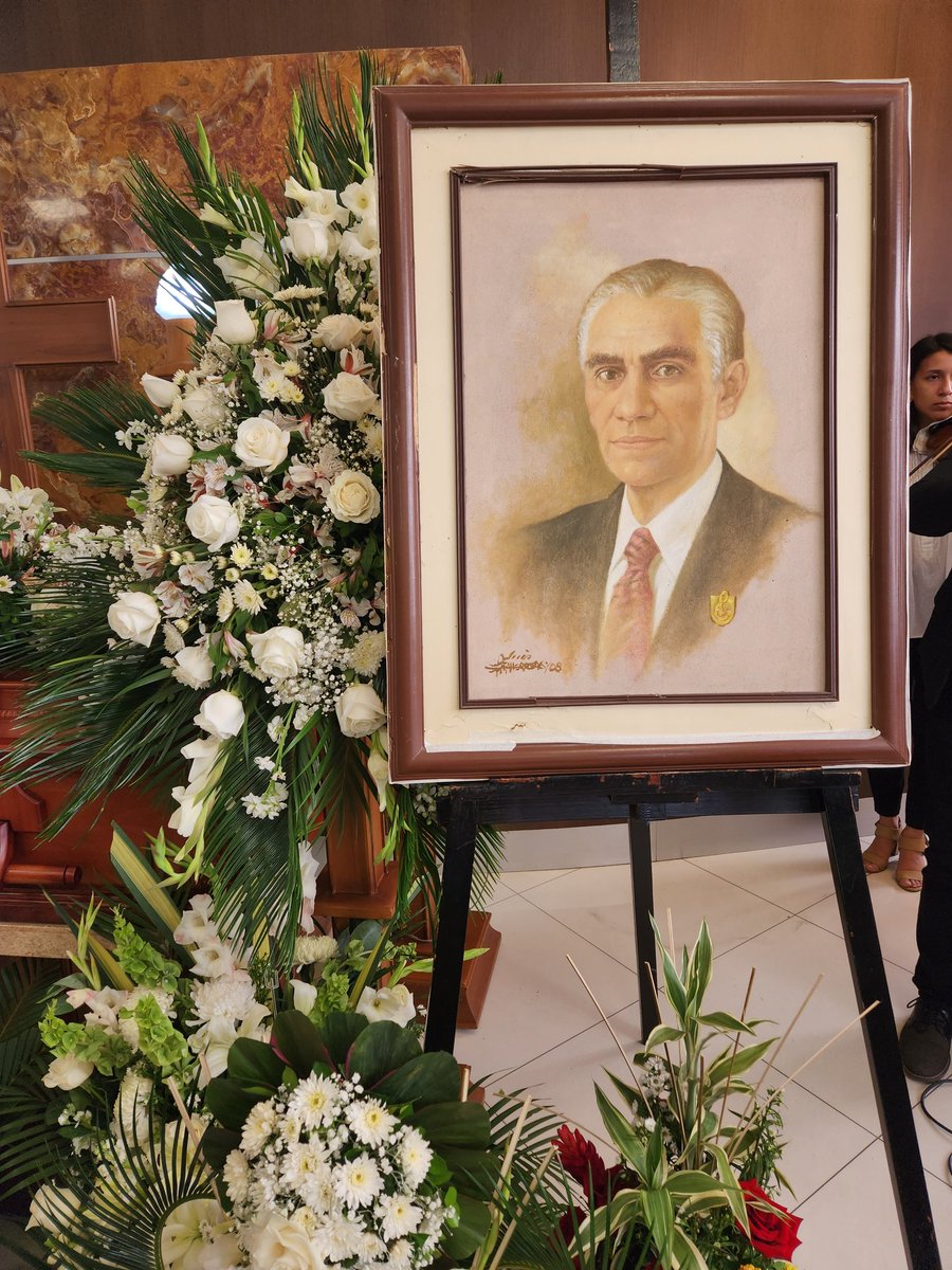 abjuanmartinez's tweet photo. Un alto honor expresar en su despedida palabras póstumas al Maestro ANGEL OYOLA, el TENOR DE GUAYAQUIL, dueño de una voz privilegiada que con su talento dejó en alto el nombre del Ecuador en prestigiosos escenarios del mundo. La música y la cátedra fueron su pasión @luchoao https://t.co/Hv2lMdn94Z