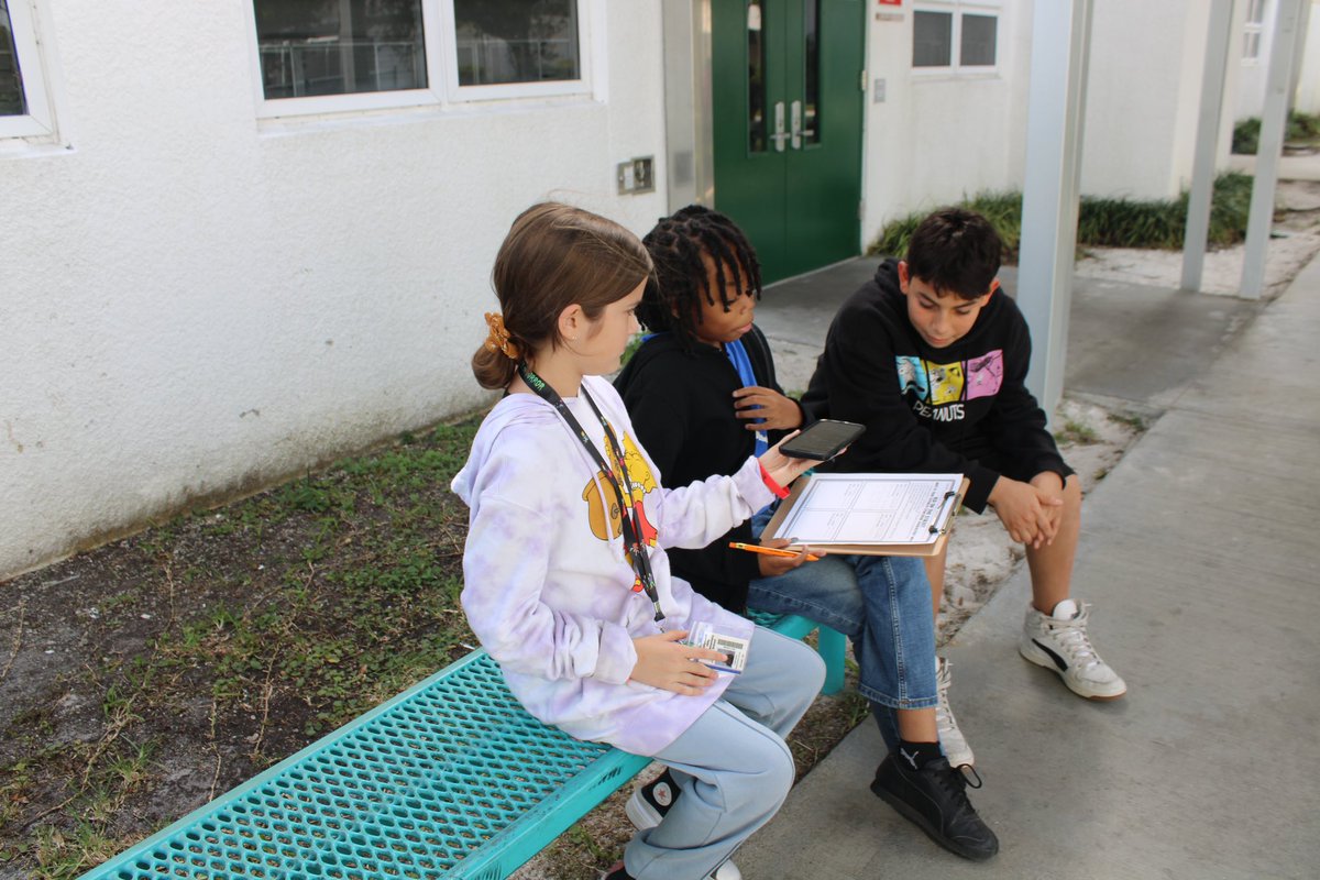 hhepantherpost's tweet photo. We love doing interviews! Getting started on our end of year issue of The Panther Post 🎤💛💙📰🐾 

📸 by Trent and Lucca! 

#hhepantherpost #youngjournalists #interview #kidinterview @jdfossas @browardschools https://t.co/60hFdXn6ay
