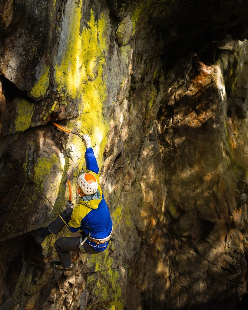 Leonanodotcom's tweet photo. Nothing beats a sunny day of drytooling in Squamish, surrounded by lush green moss and breathtaking views. Climbing is the perfect way to soak up the beauty of nature while challenging yourself both physically and mentally.
.
.
.
#drytooling #dtytool #climbing #climbing_is_m… https://t.co/OhFV8Y8UJl