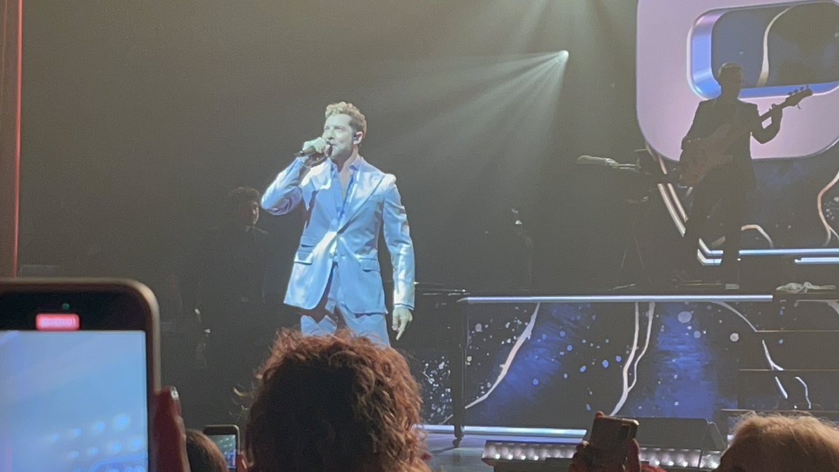 angmz13's tweet photo. Celebrando los 20 años ❤️ @davidbisbal Mi primer concierto con 8 años, con los 27 recién cumplidos aquí seguimos @Ana_mz13 🤗 Por otros 20 🔥 https://t.co/HoCuHYRBJI