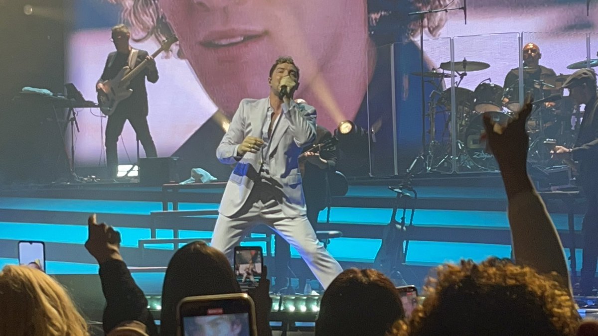 angmz13's tweet photo. Celebrando los 20 años ❤️ @davidbisbal Mi primer concierto con 8 años, con los 27 recién cumplidos aquí seguimos @Ana_mz13 🤗 Por otros 20 🔥 https://t.co/HoCuHYRBJI