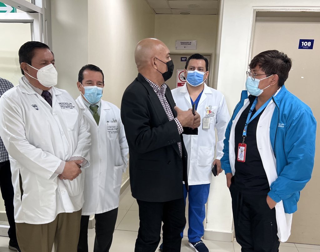 HGuayaquil's tweet photo. #CruzadaPorLaSalud | Autoridades del @HGuayaquil de @Salud_Ec recorren junto a Rafael Palacios, Delegado de la Comisión de Salud del Consejo Defensoríal de DDHH y de la Naturaleza, donde constataron la correcta atención y aplicación de tratamientos a pacientes catastróficos. https://t.co/GPNiGu4Vej