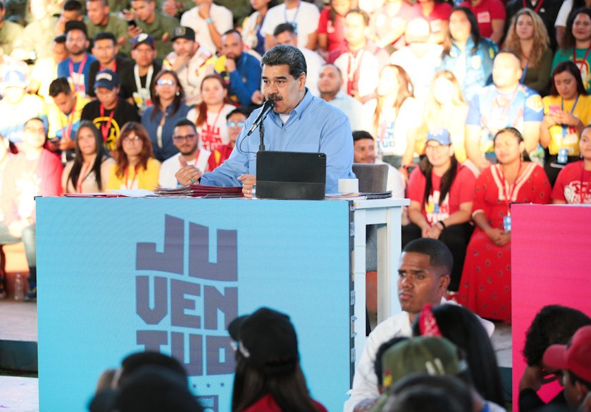 El Presidente @NicolasMaduro participa en el Congreso Nacional de la Juventud...

#JuntosHacemosMás 🤝🏽✊🏽👏🏽👏🏽👏🏽
#ChávezAntiimperialista

@PartidoPSUV @JuventudPSUV
