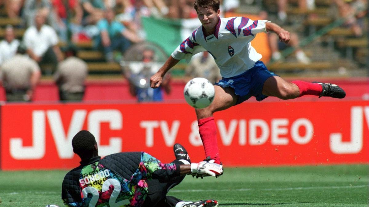 jptaborda74's tweet photo. Hablando de 5 goles, me viene el recuerdo de Oleg #Salenko, cuando jugando para #Rusia le anotó a #Camerún en la #CopaDelMundo #USA94, récord hasta el momento en una justa mundialista.
🌎🇺🇸⚽🇷🇺#UnaVueltaPorElPasado https://t.co/QN03X6g3eu