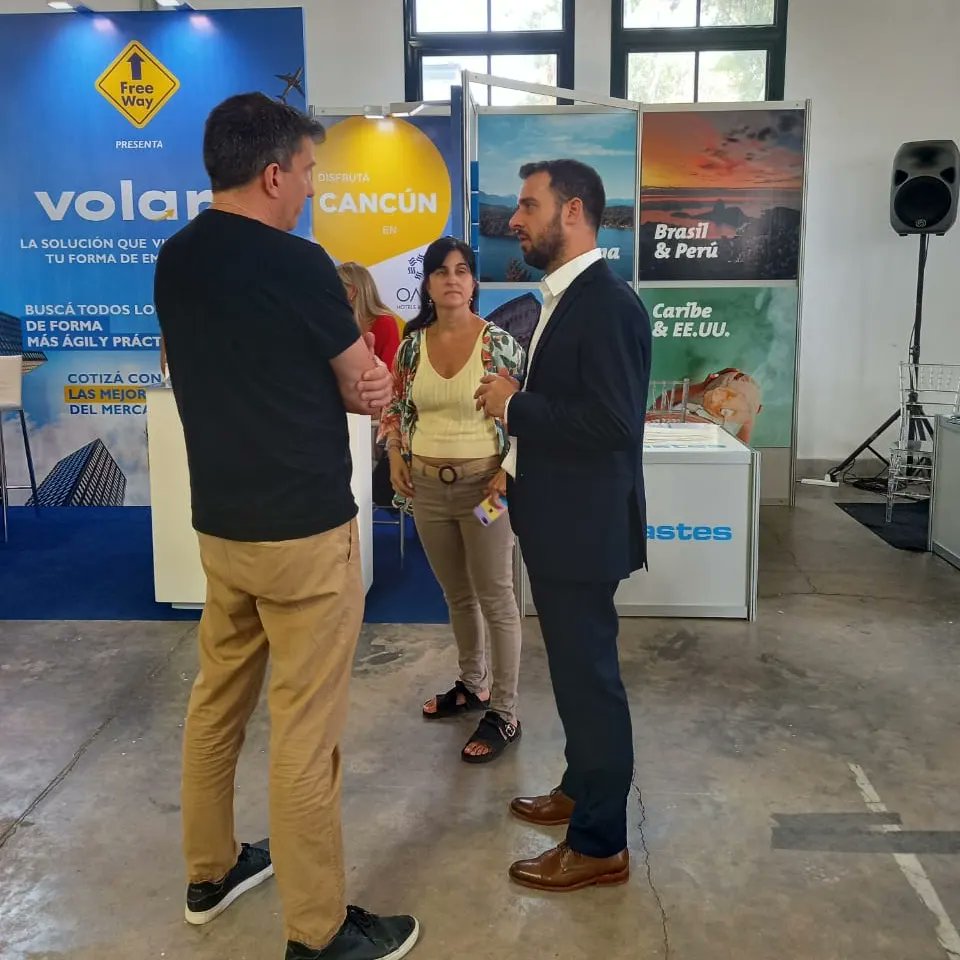 KovacevichOk's tweet photo. 🗣️Participamos de la apertura del 69° Workshop Turístico de @ARAV_Rosario 🧳🛫.

🤝Una jornada que convoca a toda la familia del turismo de #Rosario, la Provincia de #SantaFe y el país, generando encuentros y negocios que fortalecen la cadena de valor turística.

#ViviSantaFe https://t.co/huFczkE2Sg