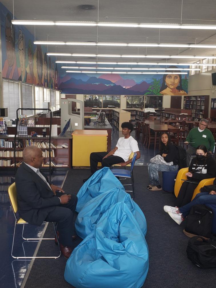 I had the pleasure of meeting with the @JohnMuirHS students in the Leaders of Change club. What an impressive group! I was impressed by their advocacy for their school. Well done students & way to go Principal Gray and advisors Jacquez Bolton and Tony Santilena!