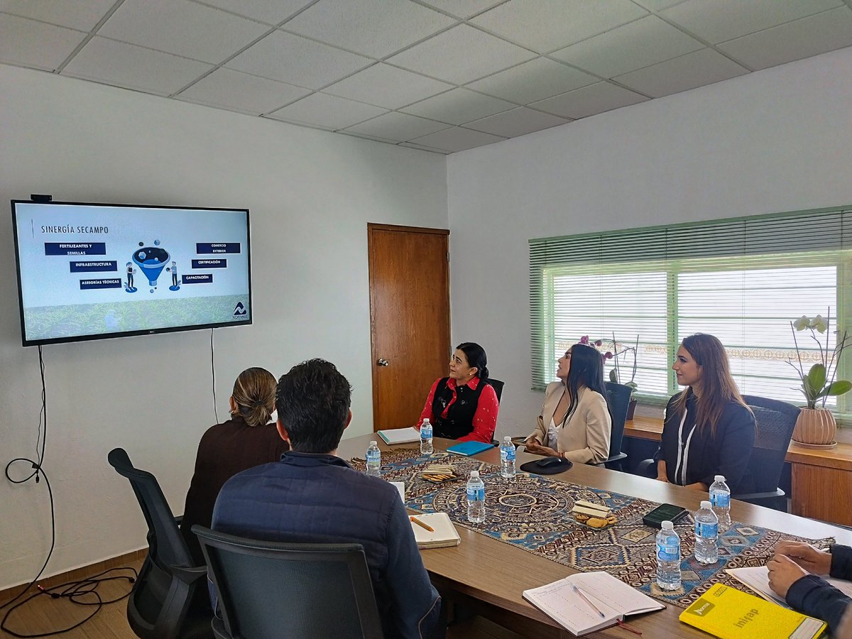 MarisolGlezT's tweet photo. Atendiendo las instrucciones de @LetyMejiaOfic y en conjunto con compañeros de la Dirección General de Agricultura atendimos con mucho gusto una reunión con @NORMEXsc para generar nuevas formas de trabajo en conjunto.
#LaTierraQueNosUne.
@CampoEdomex
#DGSICA
#MGT https://t.co/uQ0WP2dJo5