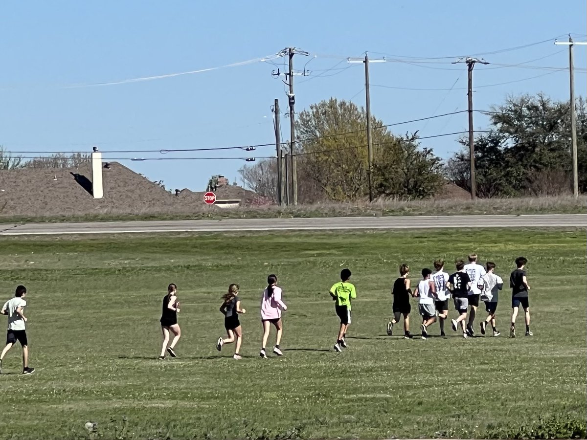 CleburneXc's tweet photo. Spring Break Practice !! 🐝🏃‍♀️🏃‍♂️❤️🍕 Practice with a Purpose! Running down Pr’s!  Good attitude, and Staying focused! #Family @BenjaminLudlow9 @autumn_casillas @chris33164 @AlexisStaton07 @DLuldow @Jack_Murray06 @Cleburne_TF https://t.co/ztmW5bLWZF