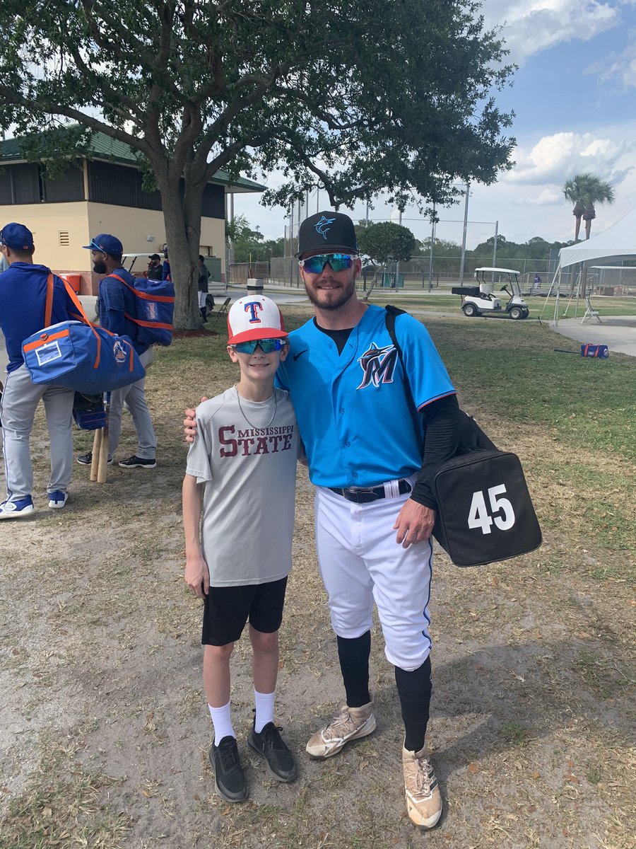 hoydeucedeuce's tweet photo. Great to see 3 @HailStateBB legends yesterday at spring training in south FL. Appreciate @jakemangum15 @rowdey_jordan86 and @Tanner_Allen10 taking time to visit with my son https://t.co/bFQsEnjgA7