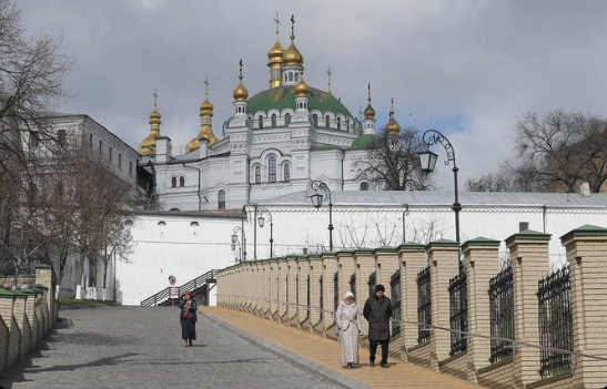 PoMoWorld; WAG-THE-BEAR: UKRAINE'S WESTERN VALUES - ZELENSKY THROWING 220 ORTHODOX MONKS ONTO THE STREET - Zelensky on Friday has ordered the canonical Ukrainian Orthodox Church to vacate the Holy Monastery of #PecherskLavra by March 29  buff.ly/3JFs9te