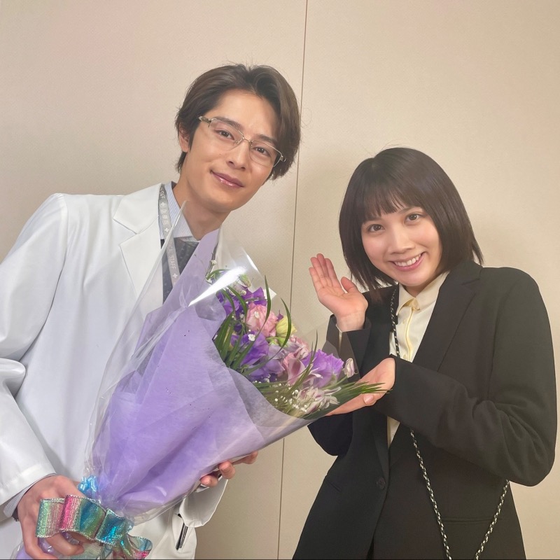 liaison_ex's tweet photo. #リエゾン日誌🌸

秀さん（#塩野瑛久）のクランクアップを
志保先生（#松本穂香）がお祝い💐

#リエゾン 最終回は
現在【無料配信中】です📲
何度でもご覧ください☘️
　↓       ↓        ↓         ↓         ↓