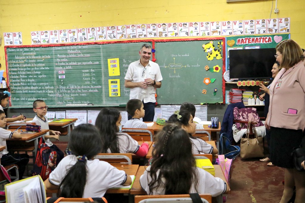 MECpy's tweet photo. Hace 1️⃣ año asumimos el gran compromiso de trabajar en pos de una  educación de calidad, reconociendo el importante rol que desempeña cada actor dentro del Sistema Educativo Nacional 🇵🇾 https://t.co/U2LBe0p78X