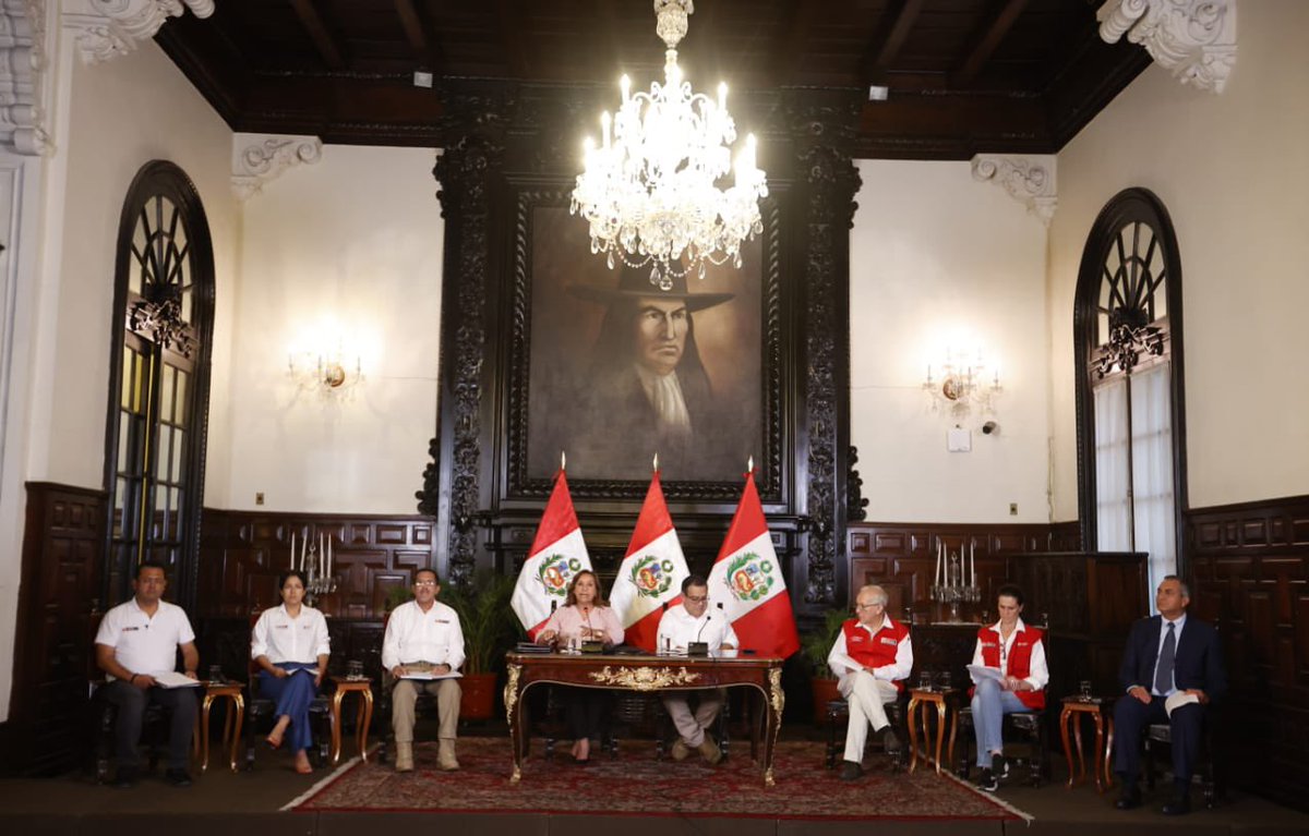 Ahora | La presidenta Dina Boluarte, junto con ministros de Estado, ofrece un pronunciamiento sobre medidas frente a lluvias intensas para las próximas 24 horas. 
🔴 En vivo: fb.watch/jgKoTkPmju 
#ConPunchePerú