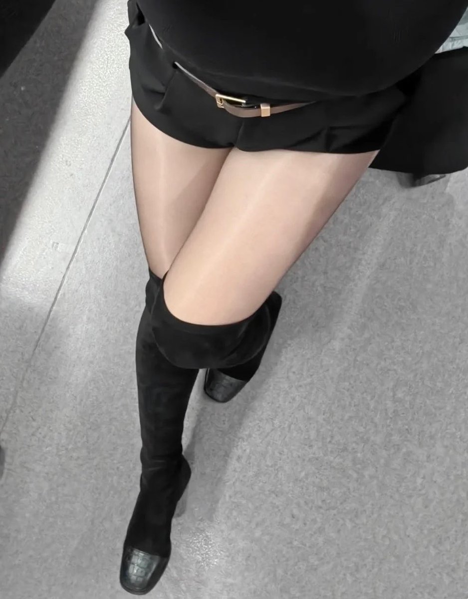 瑜伽裤系列后台反响不错，让我换着颜色来穿…点赞高了，我继续瑜伽裤走着… https://t.co/6xVqjkGoFy