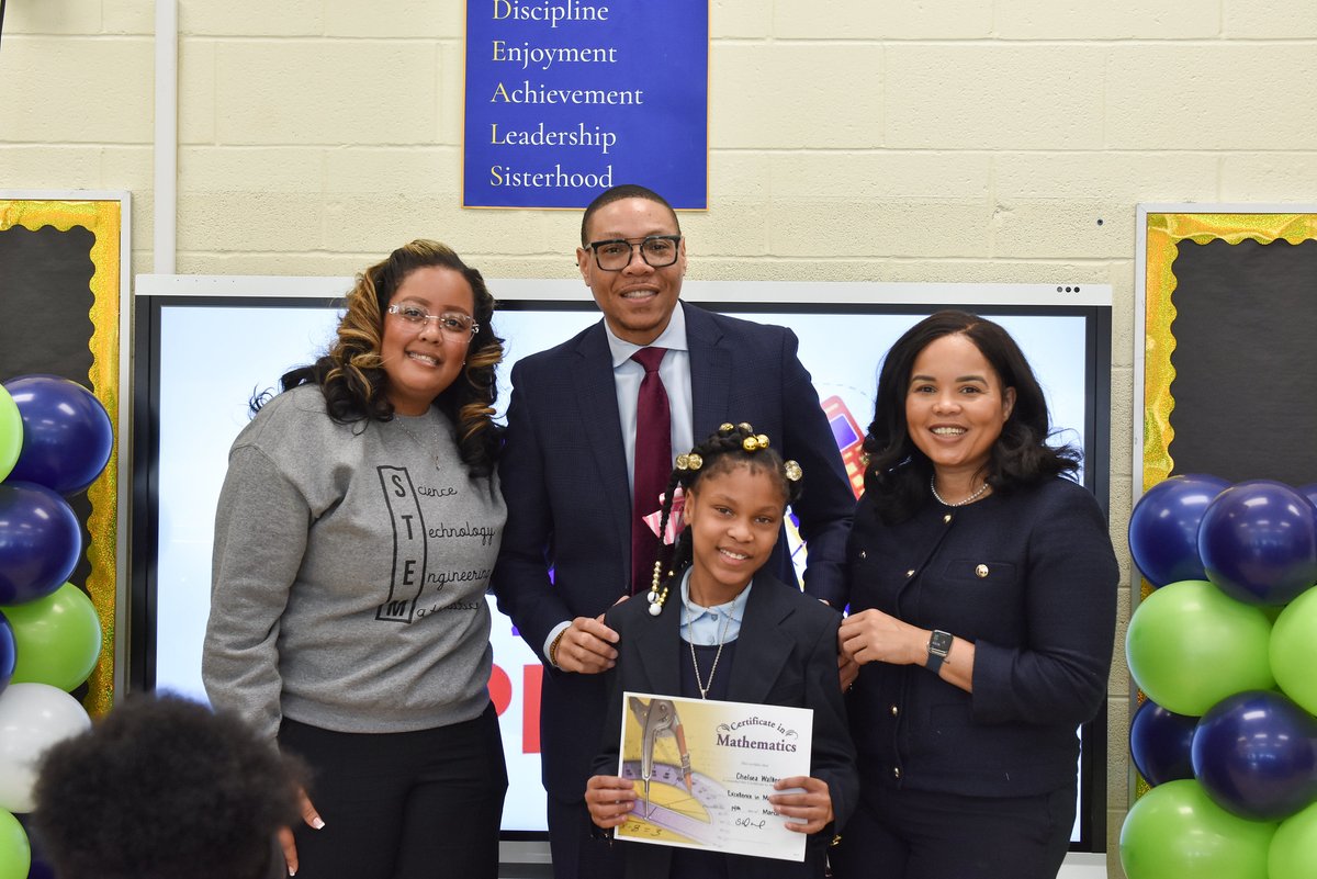 DCPSChancellor's tweet image. So many skills showing out for #PiDay at @ExcelAcademyPS. It’s inspiring to see our girls demonstrating excellence in STEM during #WomenHistoryMonth *and* throughout the school year. Keep up the great work, @ExcelPrinDaniel and team—let’s go, Yellow Jackets!💛👩🏾‍🔬💙👩🏾‍🔬🤍