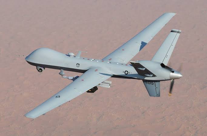 Drone MQ-9, dos Estados Unidos, cai no Mar Negro após interceptação de caças russos. Rússia alega que o drone estava próximo ao seu território e que caiu por ter se descontrolado. EUA alegam que manobras “imprudentes” da Rússia causaram essa queda. Embaixador russo foi convocado.