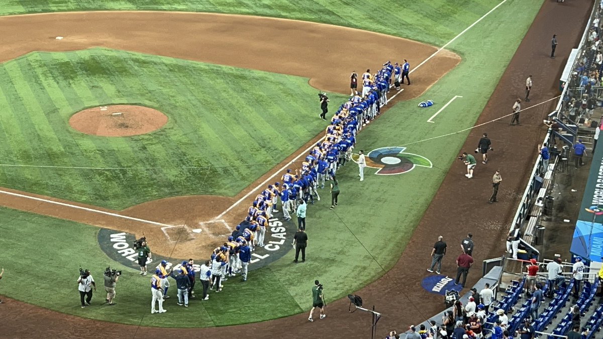 ElExtrabase's tweet photo. Sandor Guido habla sobre lo que se lleva Nicaragua 🇳🇮 de esta primera experiencia en un Clásico Mundial de Béisbol y el saludo con el equipo de Venezuela 🇻🇪 después del juego de hoy. 

#WorldBaseballClassic | #ElExtrabase⚾️ https://t.co/q4xa9cMC2T
