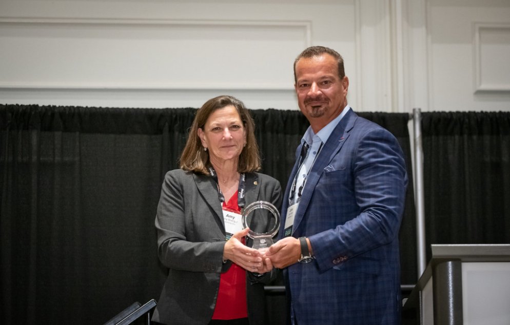 TCANews's tweet photo. Last week at TCA's 2023 Annual Convention, John Elliot had the pleasure to present the Chairman's Choice Award to Amy Boerger, who recently reached the end of a storied 39-year career as a Vice President at @cummins.
#ChairmansChoice #truckloadstrong #39year #trucking https://t.co/ClmhTNE1SH