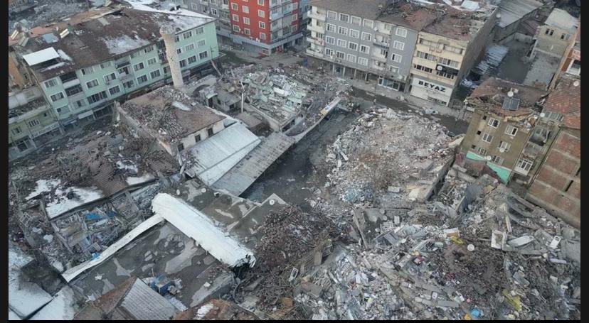 6 Şubat 2023 04.17
Zaman durdu,
İnsanlar durdu,
Şehir durdu!
Ve bugün depremin üzerinden 1 aydan fazla zaman geçmesine rağmen enkazlar hâlâ kaldırılmadı!
#MalatyaEnkazınAltındaKaldı