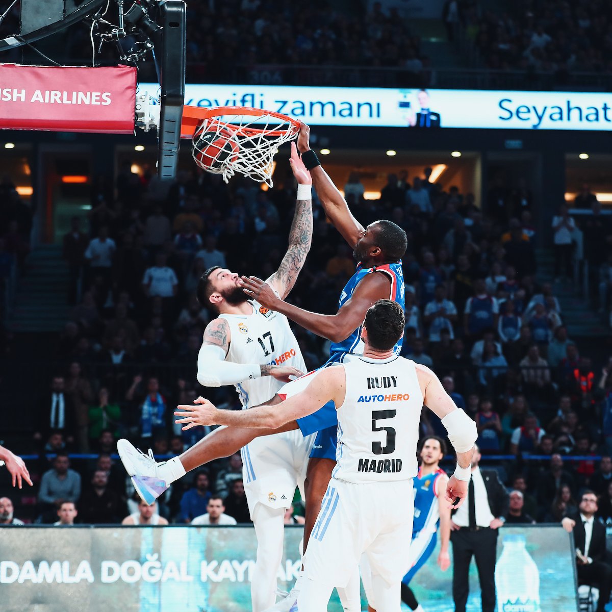 AnadoluEfesSK's tweet photo. Bir şampiyonun yüreği! 💪
Anadolu Efes 90 - 89 Real Madrid | Maç Sonucu

#HouseOfBlue 
#BenimYerimBurası https://t.co/o0qRsF12mM