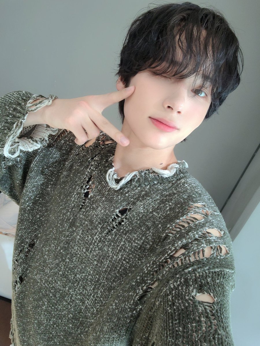 peace sign ✌️

#채원 #CHAEWON #휴닝카이 #HUENINGKAI