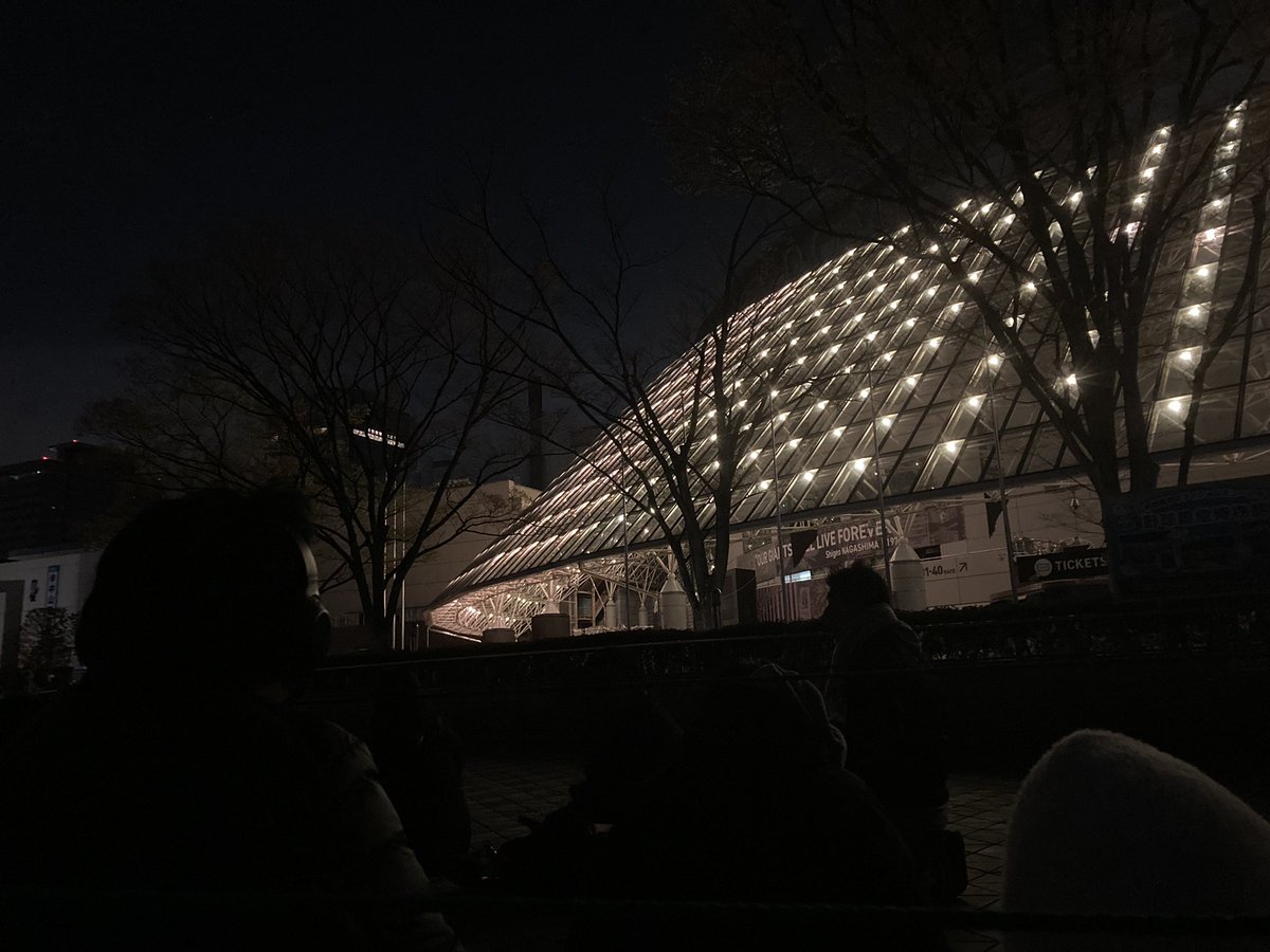 moko_create's tweet photo. 侍ジャパンのグッズ
6時半から整理券の抽選があるってことで並びに東京ドームへ来たけど、4時20分ですでに100人超くらいの列

おーたにさんのユニフォーム、買えますように🙏✨

#侍ジャパン　#WBCグッズ #東京ドーム https://t.co/Gt73Wor3KD