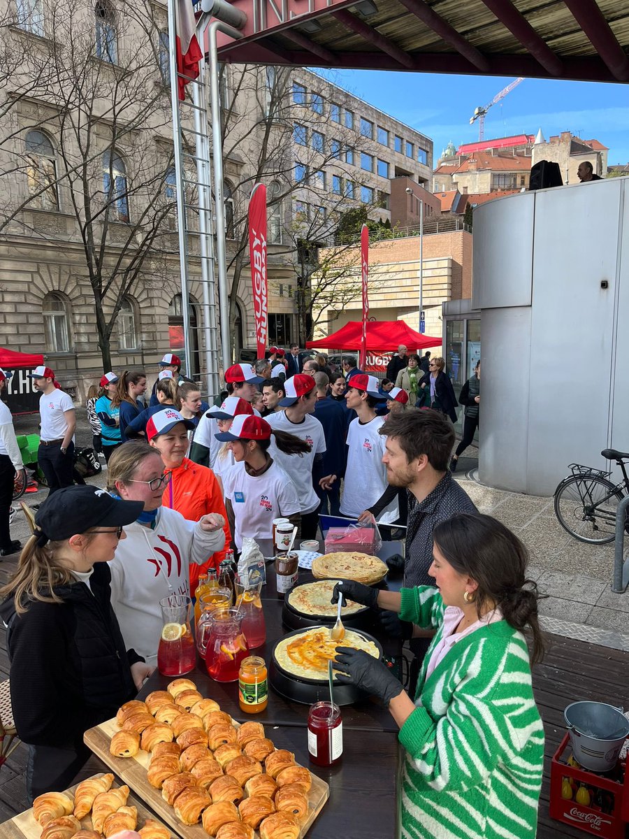 ClaireLegrasB's tweet photo. Egy nagyszerű és gyönyörű sportnap, hogy megünnepeljük a visszaszámlálást a párizsi olimpiáig Budapesten.🙏a 🇭🇺National Olimpiai Bizottság és az evezős és rögbi szövetségek, @ELTE_UNI, a lycée français Gustave Eiffel és a diplo közösség barátai @francediplo #TerredeJeux https://t.co/kPElfJP7aq