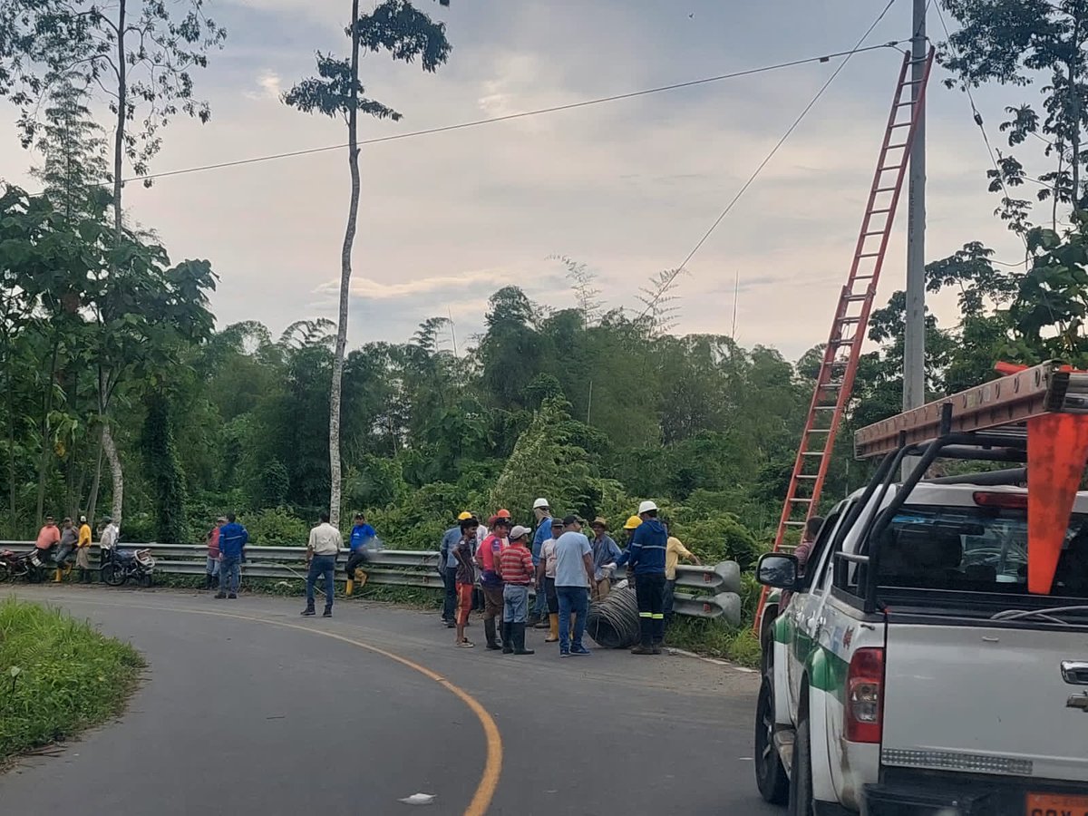 #LosRíos | Instalamos 2 postes y readecuamos redes, para restablecer el servicio eléctrico en los sectores San Francisco, Puerto Arturo, Miraflores de Montalvo y Saltadero de #Babahoyo. La corriente del río afectó las instalaciones.