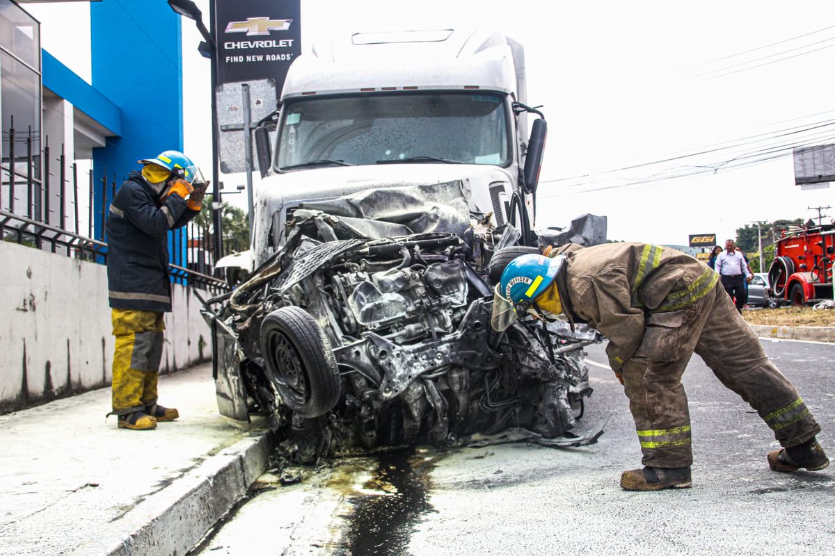 InformaTV_'s tweet photo. Equipos de primera respuesta atienden múltiple accidente de tránsito el cual se encuentran involucrado al rededor de 10 vehículos y una rastra. Según datos preliminares esta última habría perdido los frenos en Boulevard Monseñor Romero.

#ITVX https://t.co/hmuWgUAVD2