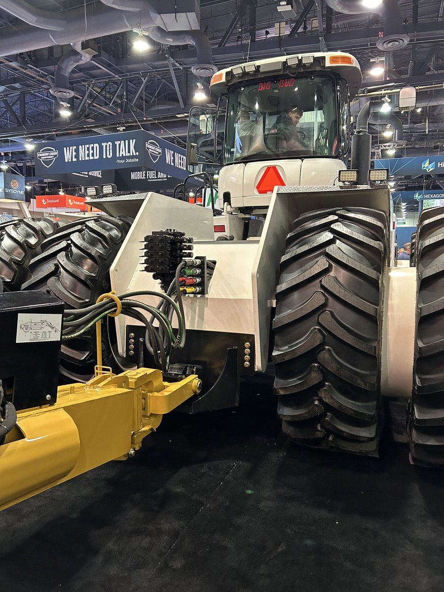 douglasprairie's tweet image. Big Bud has made its comeback! Nice simple scraper tractor! #CONEXPOCONAGG2023 #CONEXPOCONAGG