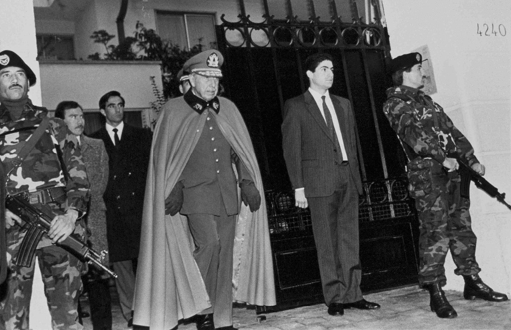 Piureman's tweet photo. George Lucas confiesa que para crear al personaje Dart Vader de Star Wars, se inspiró en "un dictador latino que usaba capa con cierta frecuencia." https://t.co/MtZNc7KmER