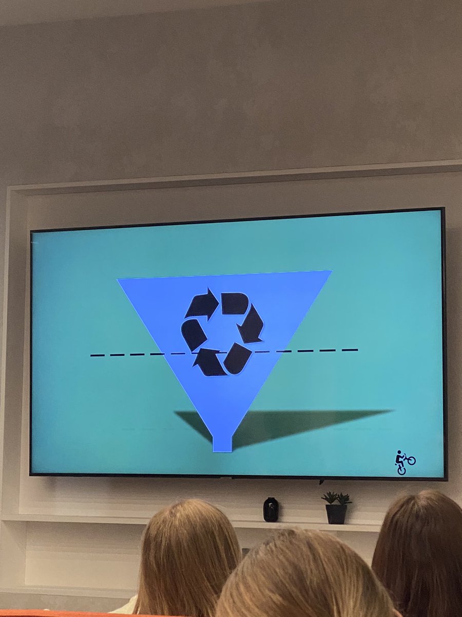 Amazing #marketingmeetup by @PositivelyTMM and a great presentation from <a href="/MJLawson1/">Matthew Lawson</a> “Don’t chase the sale. Build the brand”