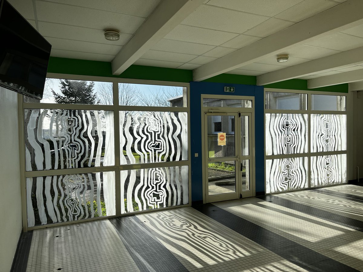 ClgCamusTorigny's tweet photo. Félicitations aux 40 élèves de 4ème et 3ème qui ont créé des œuvres inspirées du travail de Michel Bidet, artiste présent au collège pendant deux jours aux côtés de M. Piveteau, enseignant d’arts plastiques #DeVisu @daac_normandie https://t.co/D9s1UvNGOO